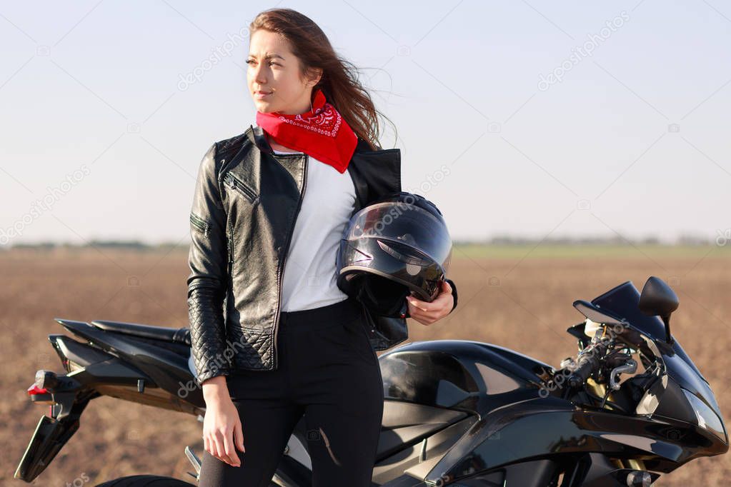 Relajado Despreocupado Motorista Mujer Mira Cuidadosamente Lado