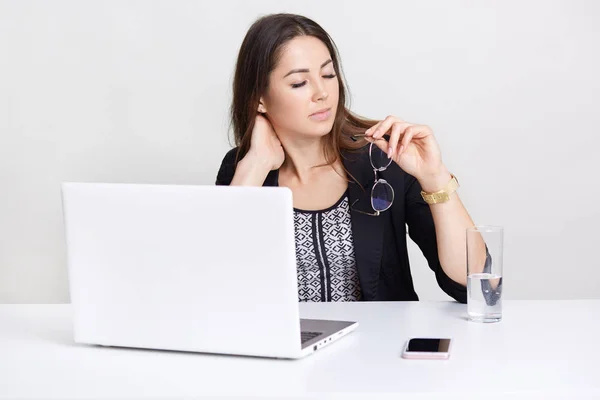 Imagem Mulher Caucasiana Cansada Trabalha Longas Horas Computador Portátil Portátil — Fotografia de Stock