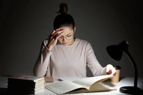 Écolière Stressante Fait Assigment Maison Réécrit Information Livre Dans Cahier — Photo