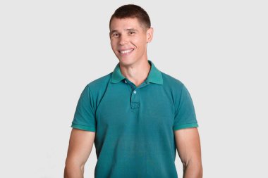 Neşeli beyaz adam rahat kıyafetler, güzel bir kız, boş vakit geçirmek mutlu giysili kaslı dişlek gülümsemesi, pozlar beyaz arka plan var. Erkeklik ve olumlu duygular