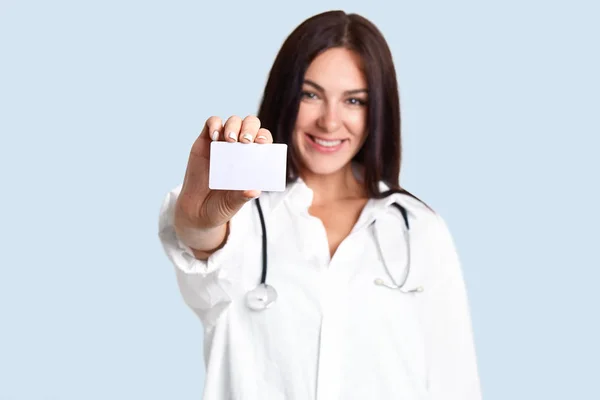 Позитивний Лікар Або Медсестра Приємним Зовнішнім Виглядом Одягнені Медичний Халат — стокове фото