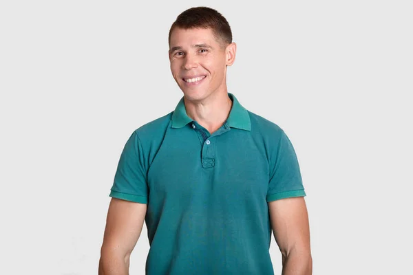 Homem Caucasiano Alegre Com Músculos Vestido Com Roupas Casuais Feliz — Fotografia de Stock