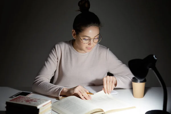 Shot Serious Young Caucasian Woman Has Focused Look Textbook Finds — Stock Photo, Image