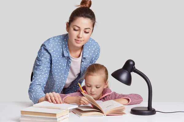 Foto Madre Hija Posan Juntas Escritorio Escriben Información Cuaderno Leen —  Fotos de Stock