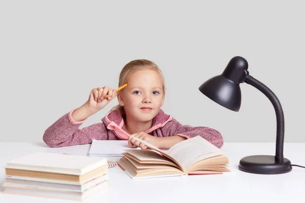 Aufnahme Eines Schönen Kleinen Mädchens Mit Blonden Haaren Hält Bleistift — Stockfoto