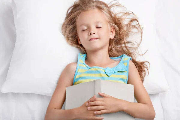 Sleeping Girl Lies Bed Keeps Book Chest Fell Asleep Reading — Stock Photo, Image