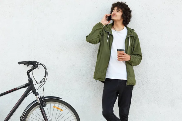 Schot Van Geconcentreerde Mannelijke Jongere Spreekt Mobiele Telefoon Met Vriendin — Stockfoto