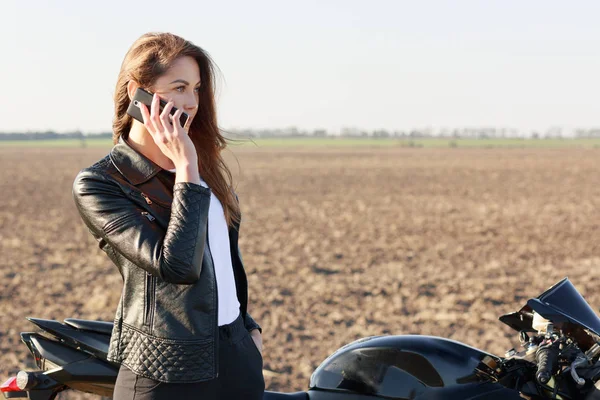 Zijwaartse Buiten Schot Van Aantrekkelijke Vrouwelijke Biker Heeft Telefoongesprek Staat — Stockfoto