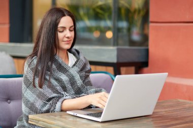 Dizüstü bilgisayar, klavyelerde güzel metin yazarı sağlar pazarlama hizmeti online, yorgan, sıcak kahve dükkanında pozlar sarılı sörf sosyal ağlar sahiptir. Öğrenci ödev hazırlar