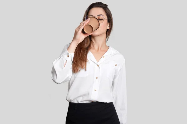 Pasa Górę Strzał Piękna Kobieta Europejska Pije Kawę Ubrana Białą — Zdjęcie stockowe