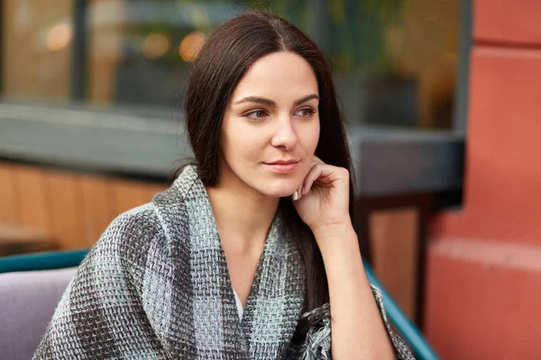 Contemplativa Morena Hermosa Mujer Pelo Oscuro Profundo Pensamientos Mantiene Mano —  Fotos de Stock