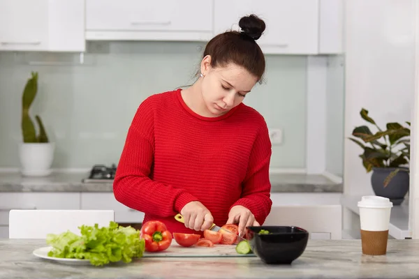 Tiro Horizontal Mulher Europeia Espera Pelo Bebê Corta Tomates Faz — Fotografia de Stock