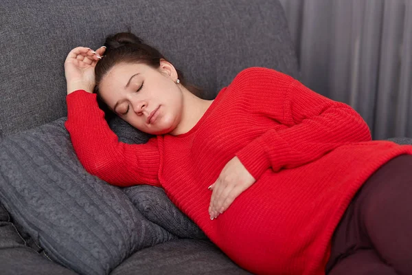 Concepto Descanso Preñez Morena Embarazada Bonita Mujer Toma Siesta Tarde — Foto de Stock