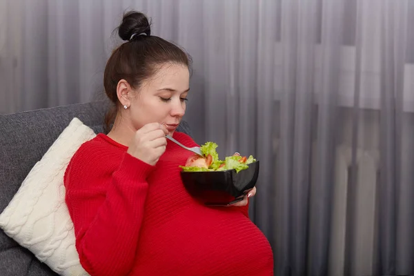 Concepto Embarazo Alimentación Serious Hambrienta Futura Madre Come Ensalada Verduras — Foto de Stock