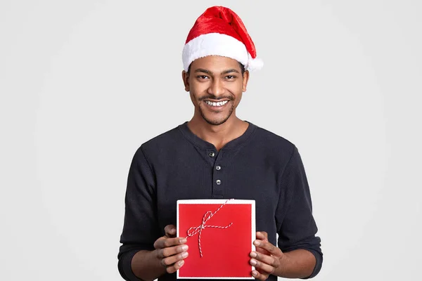 Vrolijke Donkere Onthuid Jongen Heeft Toothy Glimlach Kerstman Hoed Draagt — Stockfoto