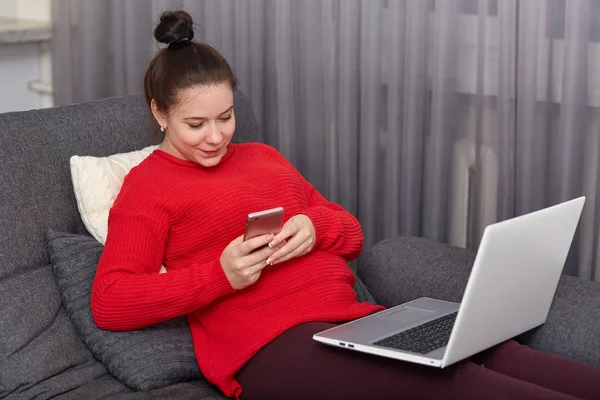 Pregnant Woman Has Dark Hair Combed Bun Types Text Message — Stock Photo, Image