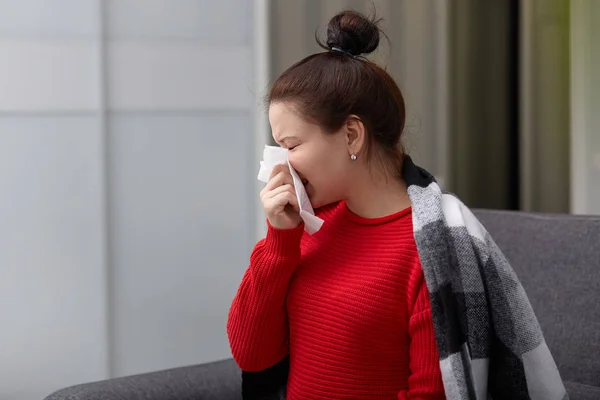 Inyección Horizontal Mujer Joven Cabello Oscuro Tiene Gripe Estornuda Pañuelo — Foto de Stock