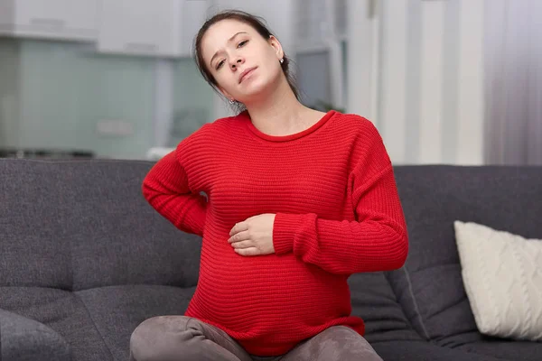 Foto Cansada Mujer Embarazada Disgustada Siente Dolor Espalda Mantiene Mano — Foto de Stock