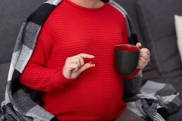 Cropped Image Pregnant Female Takes Drug Holds Mug Tea Drinks — Stock Photo, Image
