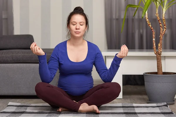 Relaxed Carefree Pregnant Lady Sit Lotus Pose Practices Yoga Home — Stock Photo, Image