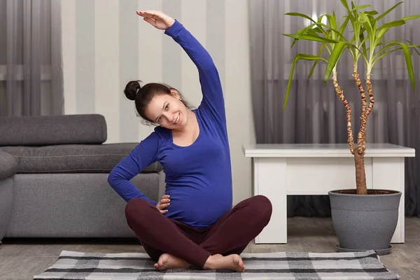 Concepto Embarazo Deporte Madre Embarazada Segura Misma Practica Yoga Sienta — Foto de Stock