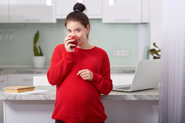 Photo Pleasant Looking Woman Red Clothes Eats Delicious Fresh Apple — Stock Photo, Image