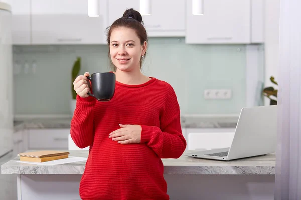 Photo Relaxed Pretty Young Lady Swollen Tummy Holds Cup Coffee — Stock Photo, Image