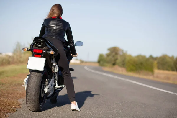 Visão Traseira Motociclista Feminino Rápido Usa Jaqueta Couro Posa Moto — Fotografia de Stock