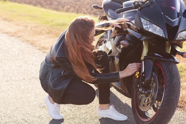 Imagem Motociclista Feminino Usa Roupas Pretas Tênis Branco Reparação Moto — Fotografia de Stock