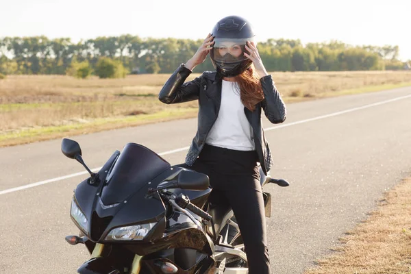 Külső Lövés Gyors Női Motoros Bukósisakot Visel Pózok Motorkerékpár Motorkerékpár — Stock Fotó