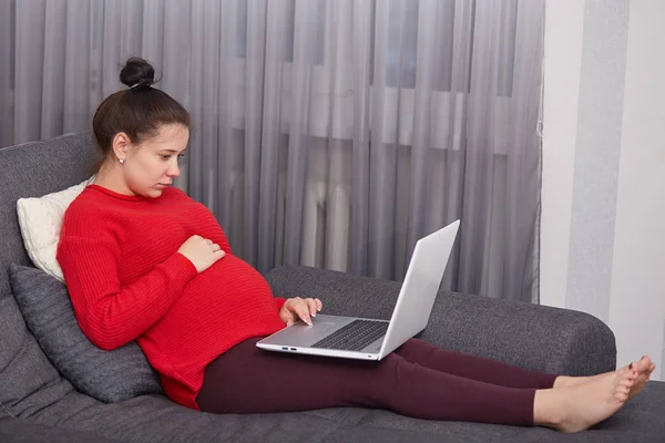 Photo Pregnant Lady Wears Red Sweater Leggings Keeps Hand Belly — Stock Photo, Image