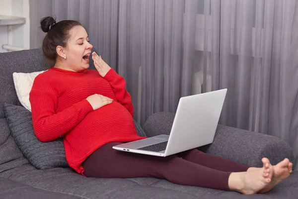 Tired Expecting Mother Yawns Wants Sleep Works Freelance Laptop Computer — Stock Photo, Image