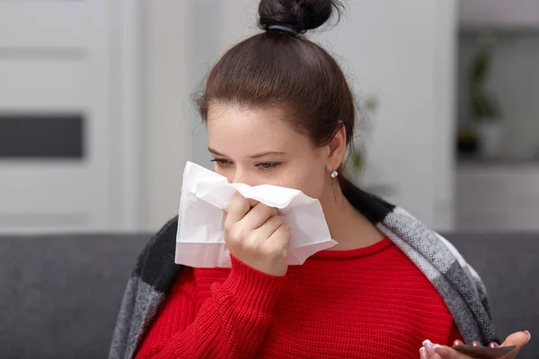 Foto Dekat Dari Wanita Sakit Bersin Dan Memiliki Hidung Berjalan — Stok Foto