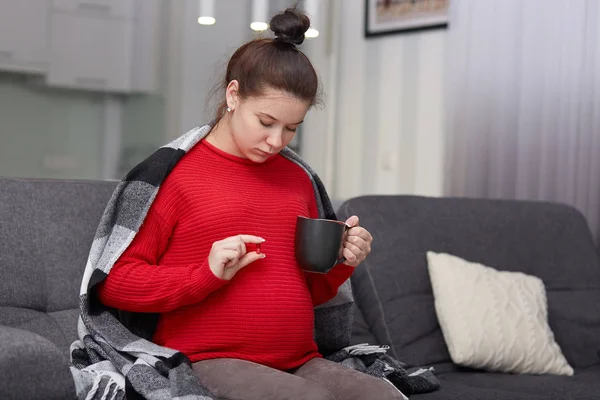 Photo Pregnant Female Takes Medicine Holds Cup Pill Needs Vitamins — Stock Photo, Image