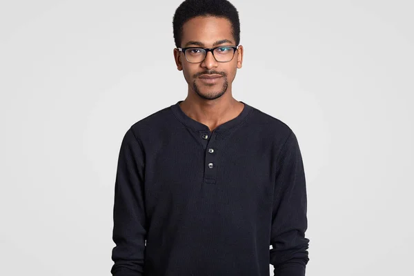 Retrato Homem Negócios Jovem Pele Escura Com Barba Usa Óculos — Fotografia de Stock