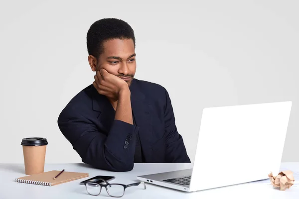 Foto Van Donkere Gevilde Afro Amerikaanse Man Houdt Hand Wang — Stockfoto