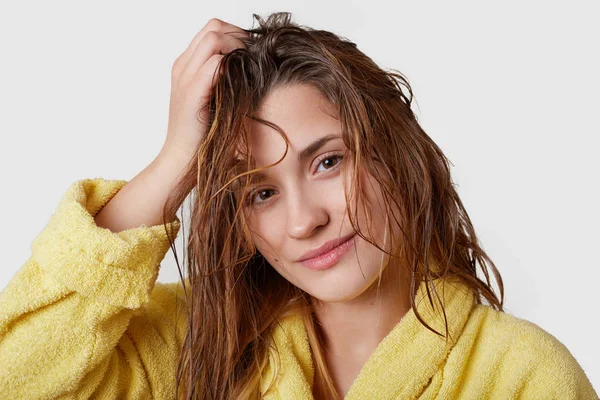 快適な魅力的な女性のヘッドは黒い髪 健康的な肌が濡れている 暖かい黄色いローブの白背景に分離された身に着けている お風呂後気分が新鮮でリラックス 衛生概念 — ストック写真