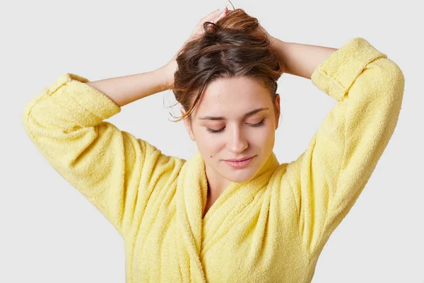 Студійний Знімок Ніжної Жінки Орієнтованої Вниз Збирає Волосся Носить Домашній — стокове фото