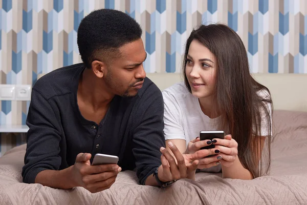 Horizontal Shot African American Guy His Girlfriend Being Addicted Modern — Stock Photo, Image