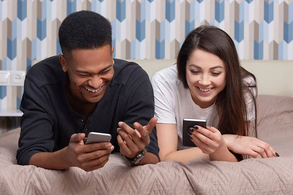 Image Multiracial Couple Use Modern Smart Phones Wireless Internet Connection — Stock Photo, Image