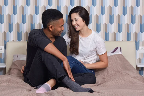 Romantische Ontspannen Paar Zitten Bed Omarmen Kijken Elkaar Met Liefde — Stockfoto