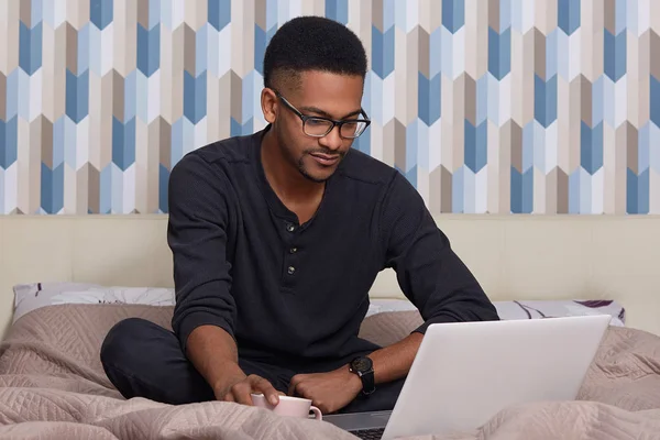 Ernstige Jonge African American Man Horloges Online Video Draagbare Laptopcomputer — Stockfoto