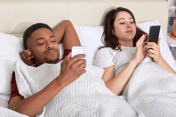사람과 개념입니다 어두운 피부와 온라인 커뮤니케이션 침대에서 거짓말에 아내를 라이브 — 스톡 사진