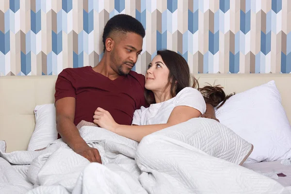 Photo Multiethnic Married Young Woman Man Cuddle Look Each Other — Stock Photo, Image
