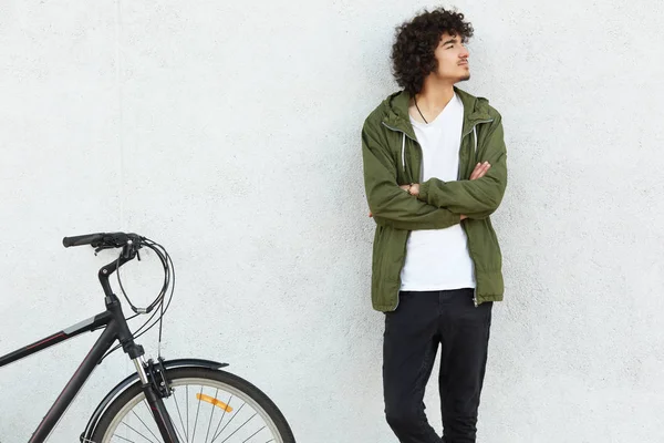 Binnen Schot Van Aantrekkelijke Man Houdt Handen Gekruist Kijkt Peinzend — Stockfoto