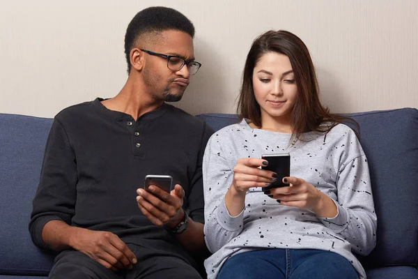 Dark Skinned Looks Displeasure Smart Phone Girlfriend Reads News Social — Stock Photo, Image