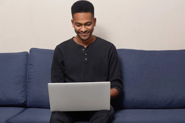 Blij African American Freelancer Zit Bank Achter Geopende Laptopcomputer Verre — Stockfoto