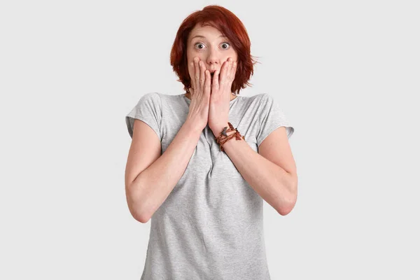 Angst Erregte Rothaarige Frau Bedeckt Mund Mit Beiden Händen Hat — Stockfoto