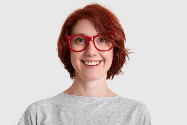 Крупним Планом Знімок Усміхненої Щасливої Жінки Короткою Зачіскою Носить Червоні — стокове фото