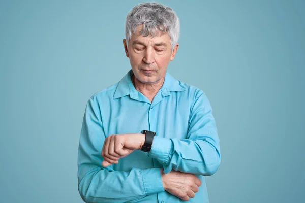 Hombre Pelo Gris Senior Mira Reloj Pulsera Comprueba Tiempo Vestido —  Fotos de Stock